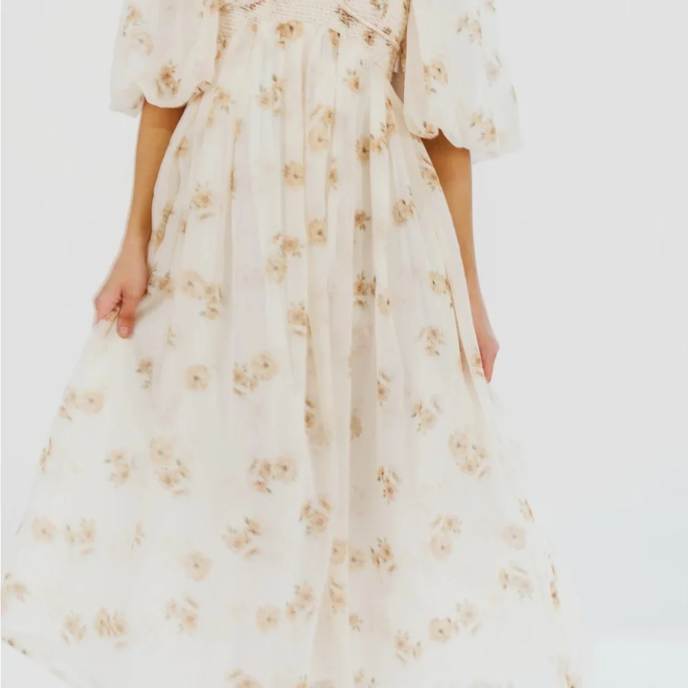 Chic Floral Maxi Dress in Cream - Picture 4 of 8